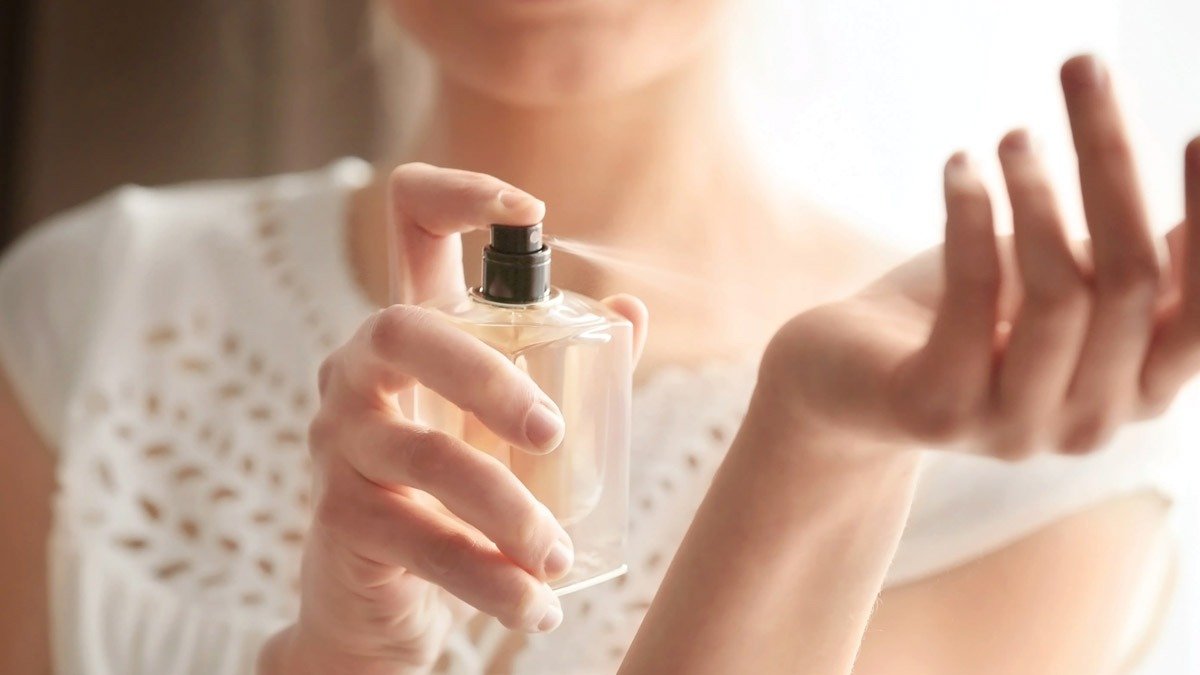 Jak udělat, aby parfém nevětral za hodinu: jednoduchý trik pro dlouhotrvající vůni