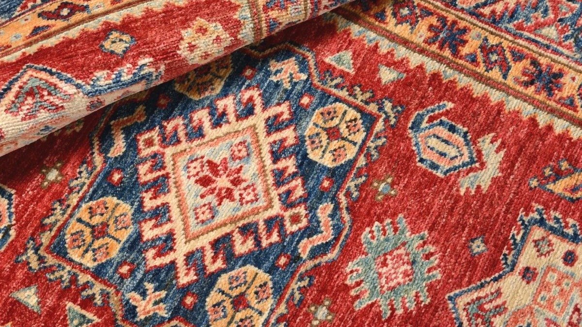 Koberec čistý bez chemického čištění: posypu ho „kouzelným práškem“ z kuchyně a vysaju – pachy a prach zmizí za půl hodiny