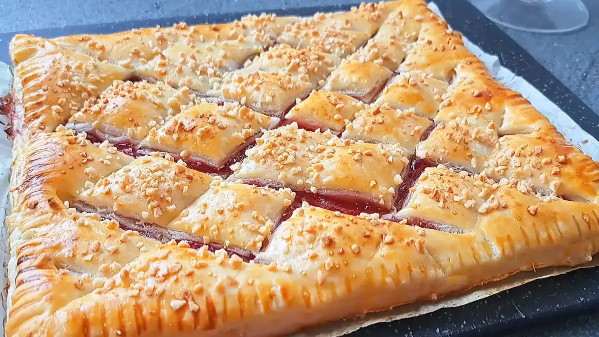 Listové těsto a pět lžic marmelády — rychlý koláč bez špinění rukou, úsporný dezert k čaji