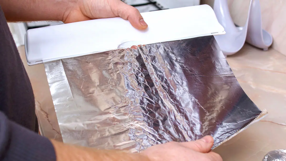 Trik s hliníkovou fólií funguje jako kouzlo: rychlé odmrazování mrazáku 2 Trik s hliníkovou fólií funguje jako kouzlo: rychlé odmrazování mrazáku