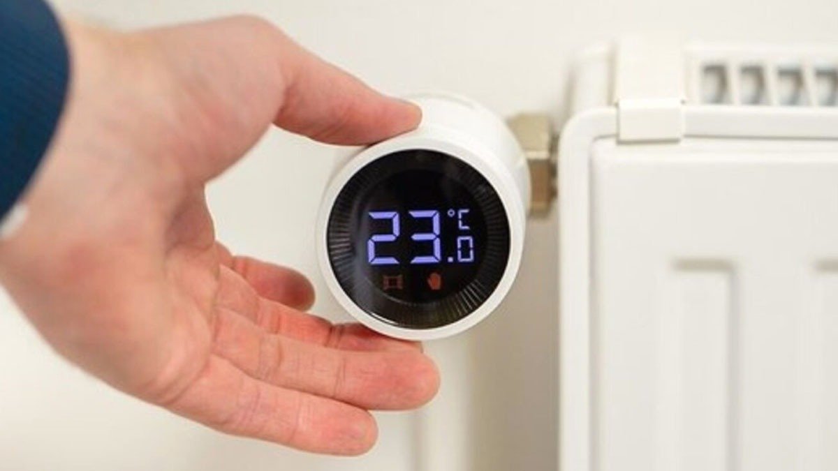 Je lepší topit nepřetržitě, nebo jen při příchodu domů? Fyzika má jasno