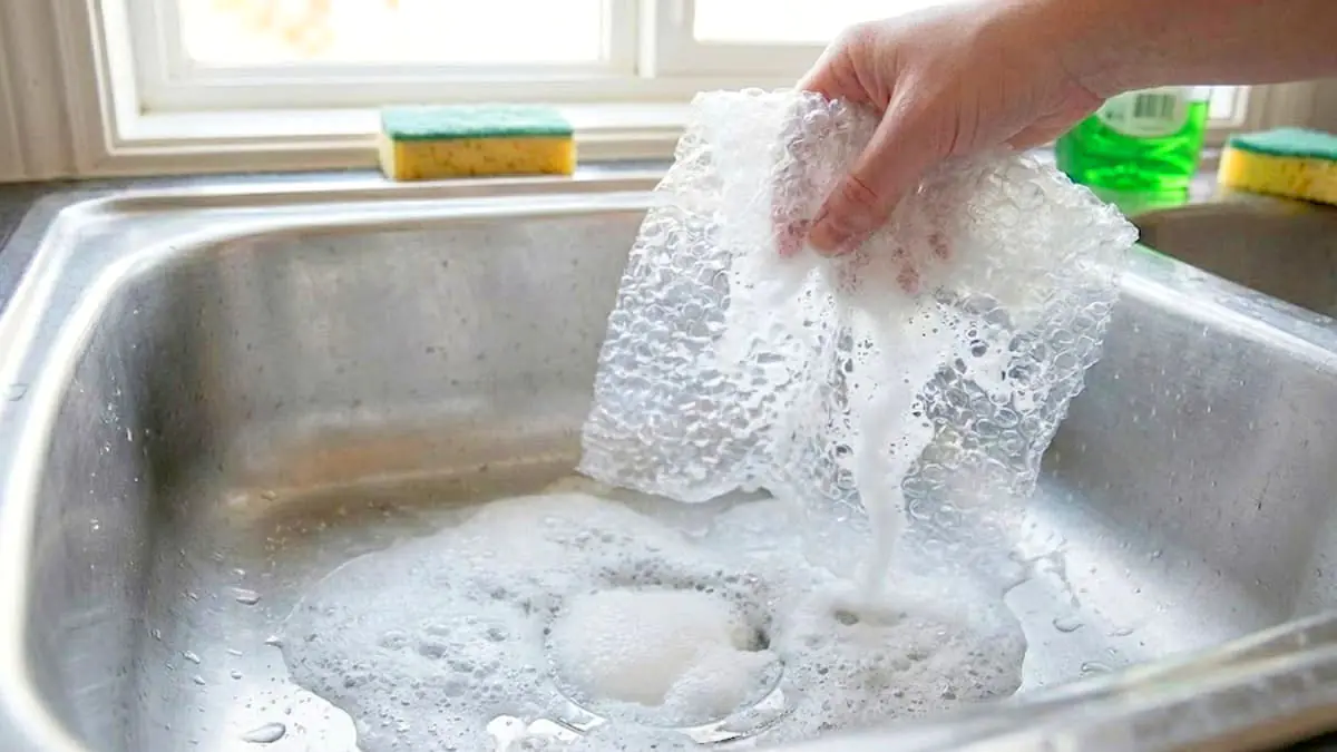 Po rozbalení zásilky použijte zbylou bublinkovou fólii – způsob využití, který by překvapil i vaši maminku 3 Po rozbalení zásilky použijte zbylou bublinkovou fólii – způsob využití, který by překvapil i vaši maminku