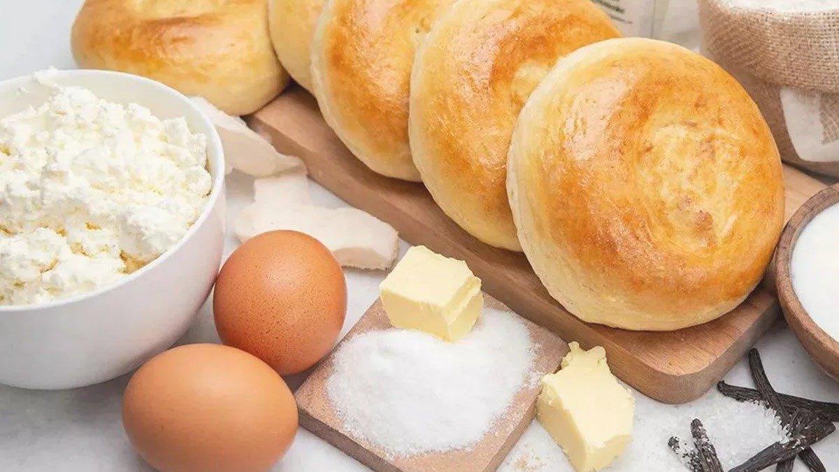 Tvarohové bulky bez kvasnic: drobivý tvaroh rozmačkám vidličkou – vyjdou nadýchané s jemnou střídou