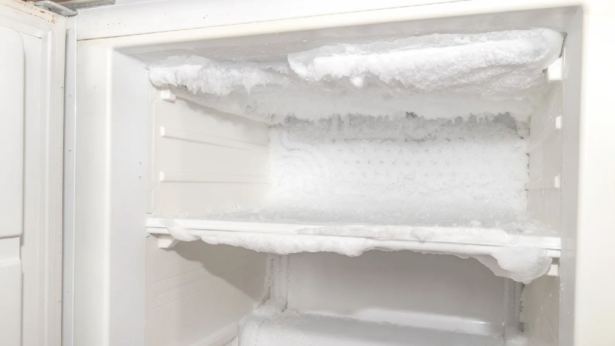 Rozmrazování mrazicího prostoru je jednodušší: trik s octem a solí