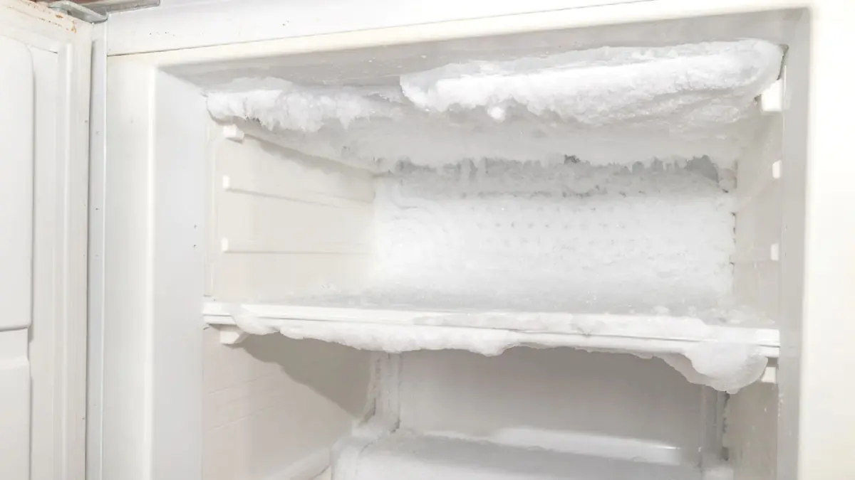 Rozmrazování mrazicího prostoru je jednodušší: trik s octem a solí