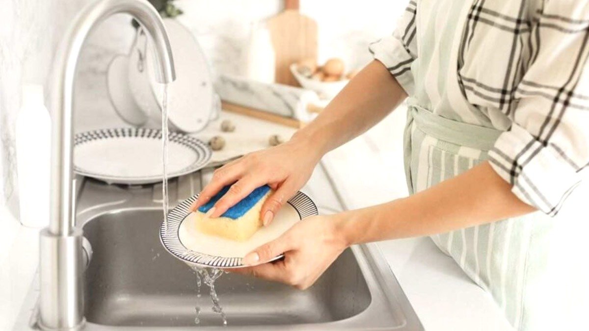 Zdánlivě neškodné, ale vystavuje vás škodlivým bakteriím: chyba, které se mnozí dopouštějí při mytí nádobí