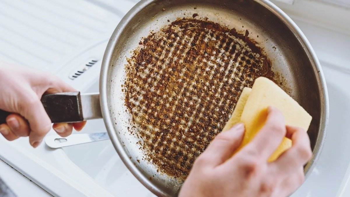 Můj kuchyňský trik: čím kuchaři čistí pánve, aby se leskly jako nové – 5 minut a hotovo