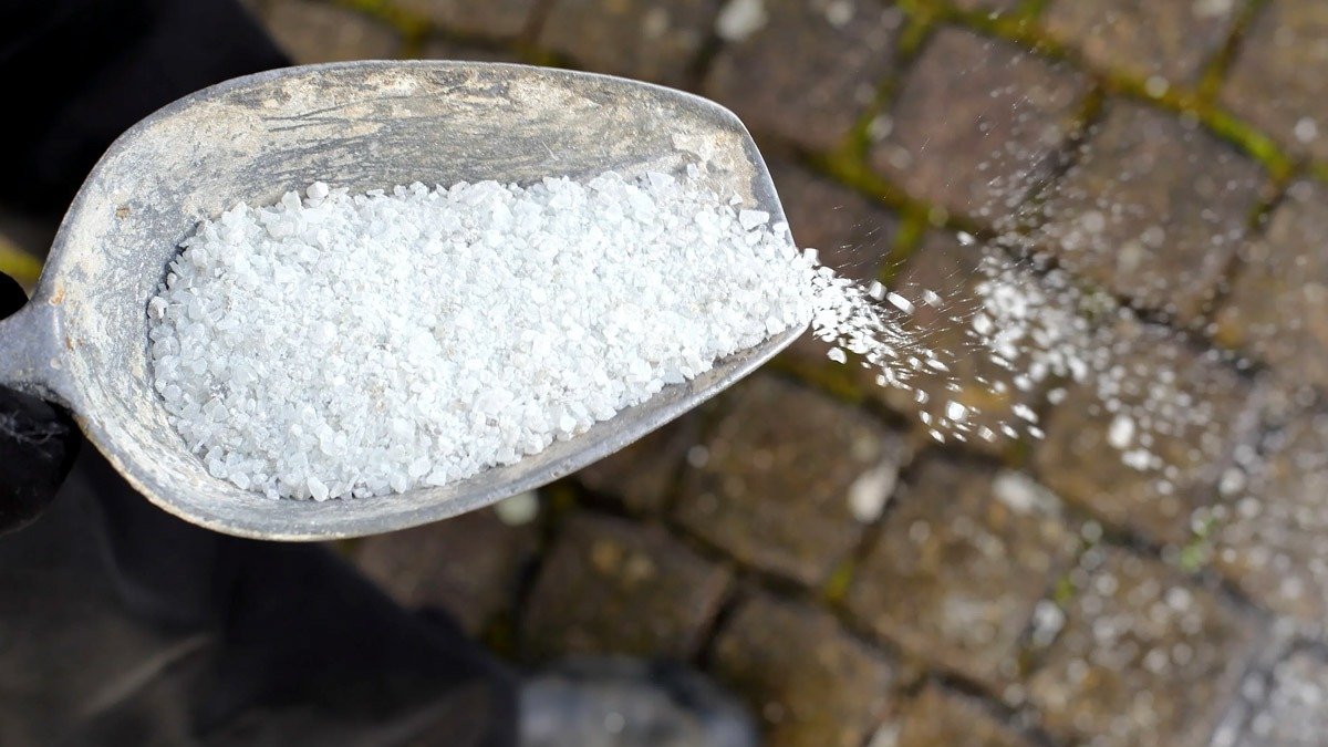 Důležitá časová lhůta při odklízení sněhu: do kdy musím chodník posypat?