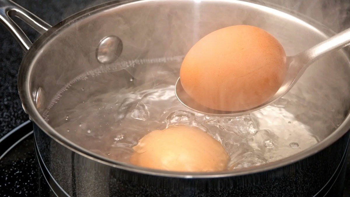 Už nevaříme vejce ve vodě. Nová metoda je mnohem praktičtější