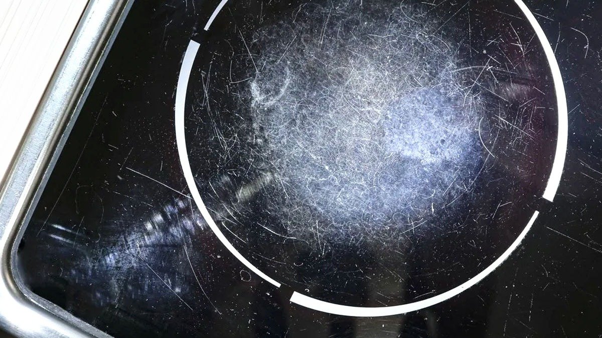 Poškrábaná sklokeramická deska: přípravek z vaší koupelny, který profesionálové používají před koupí nové