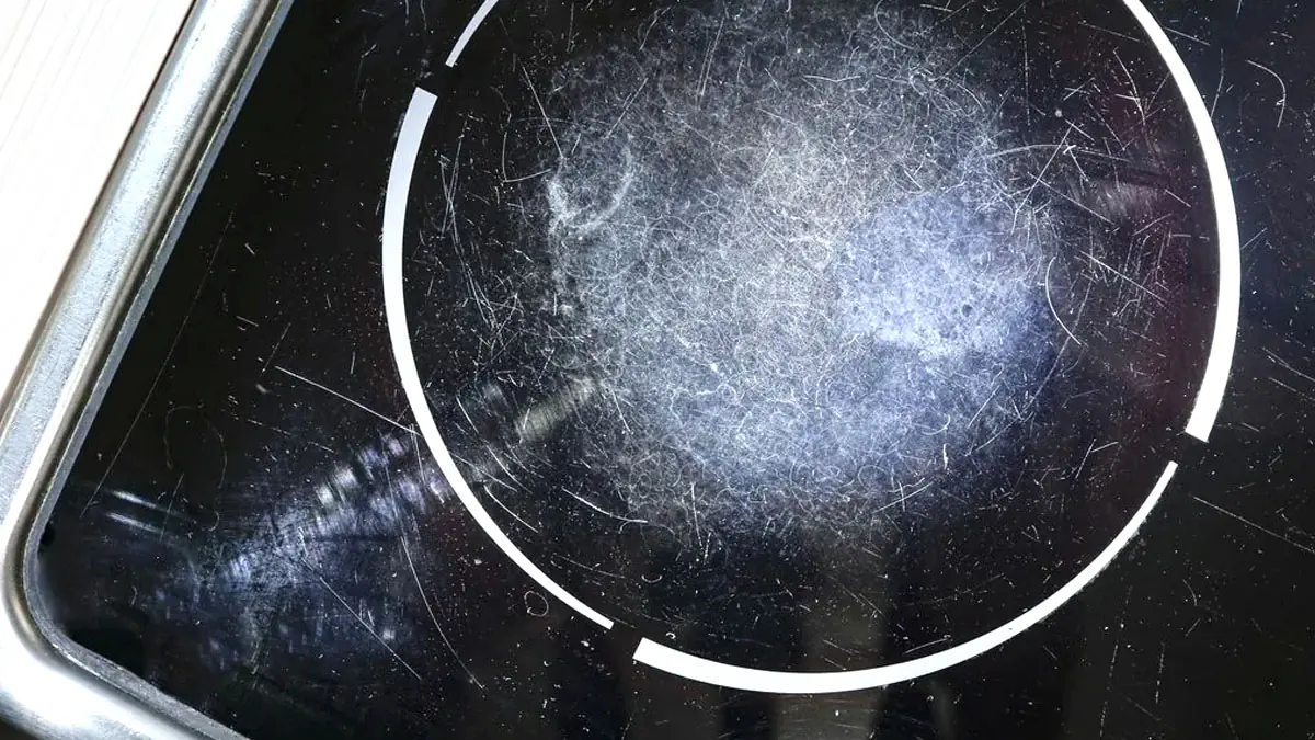 Poškrábaná sklokeramická deska: přípravek z vaší koupelny, který profesionálové používají před koupí nové