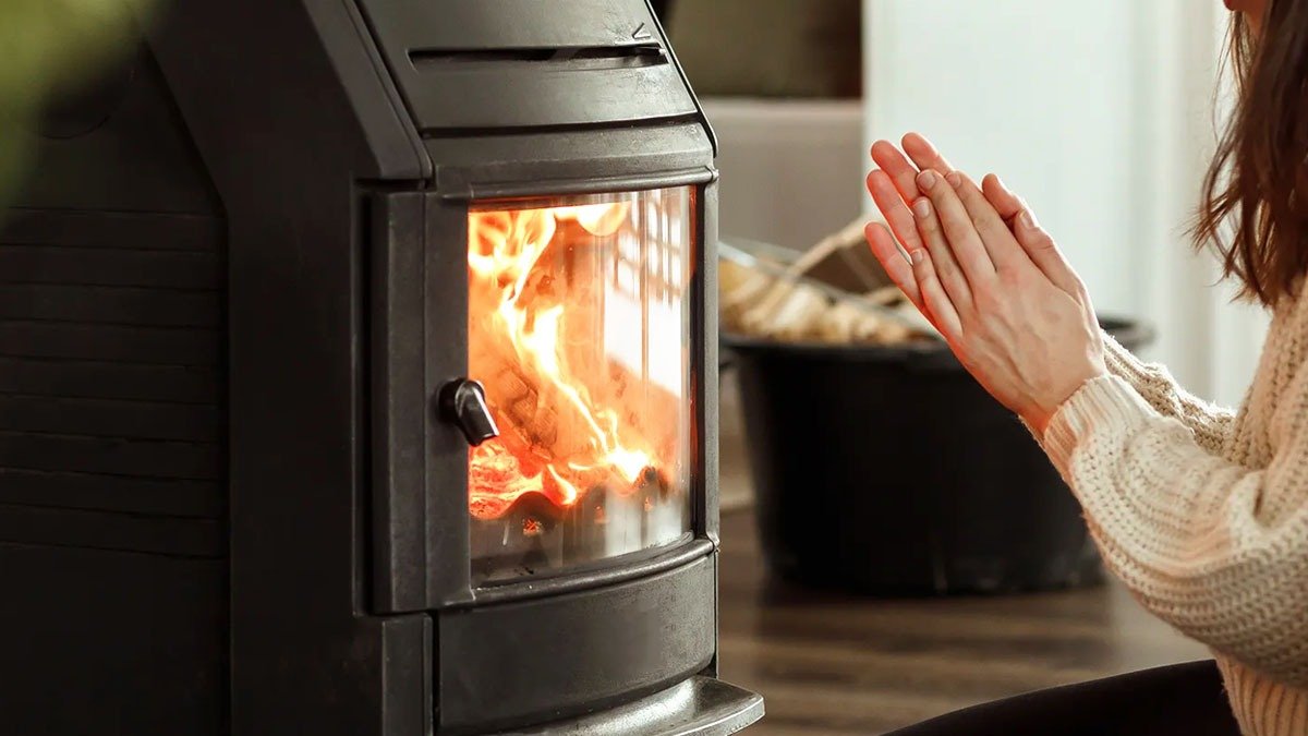 Krby na dřevo v roce 2026: útulné teplo, nebo nákladná chyba?