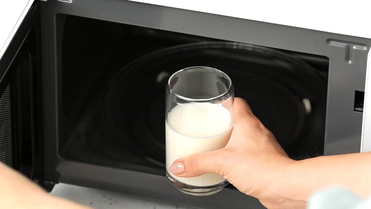 Co málokdo ví: ohřívání vody nebo mléka v mikrovlnné troubě může být nebezpečné