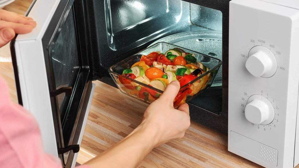 Pokud jsou vaše jídla uprostřed studená, tato technika s mikrovlnkou kompletně změní výsledek
