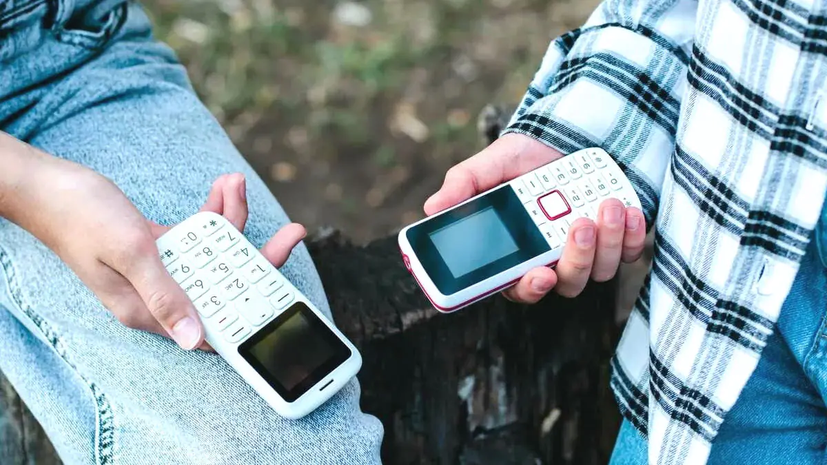5 důvodů, proč si v roce 2026 koupit tlačítkový telefon — budete stále na dosah