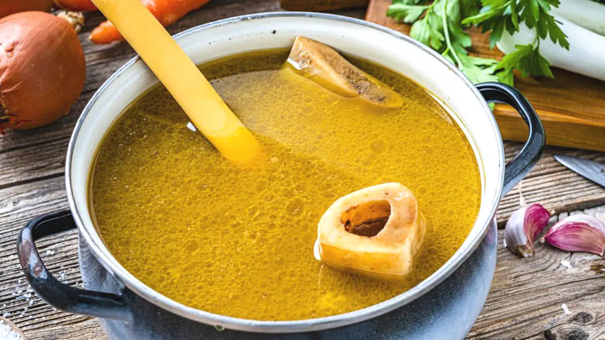 Proč všichni pijí kostní vývar a proč to většinou dělají špatně