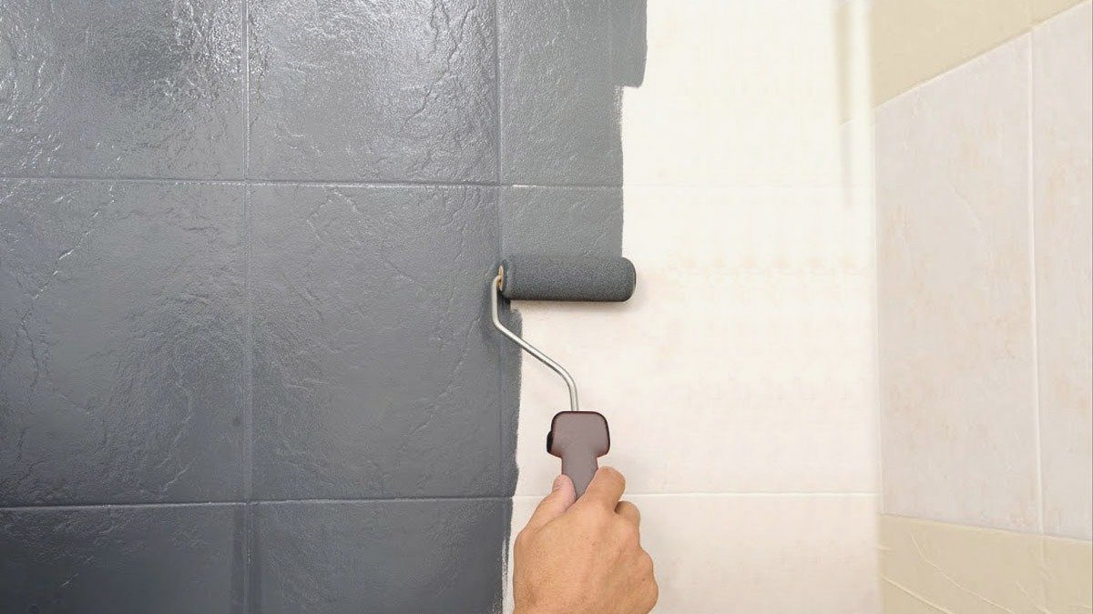 Oprava, která ohromí vaši peněženku: 7 způsobů, jak zařídit koupelnu bez obkladů a zbytečných výdajů