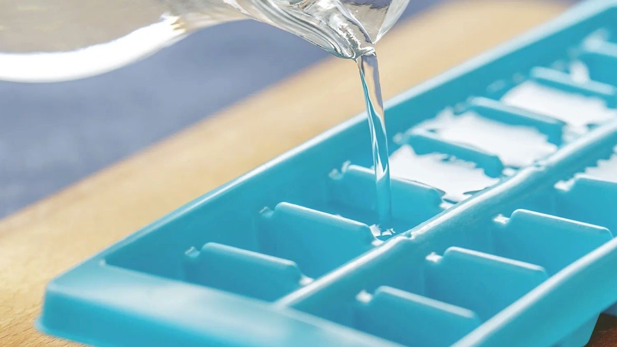 Dejte 10 ks tohoto prostředku místo bělidla do toalety a nechte působit 20 minut... zápach zmizí a bude to svěží