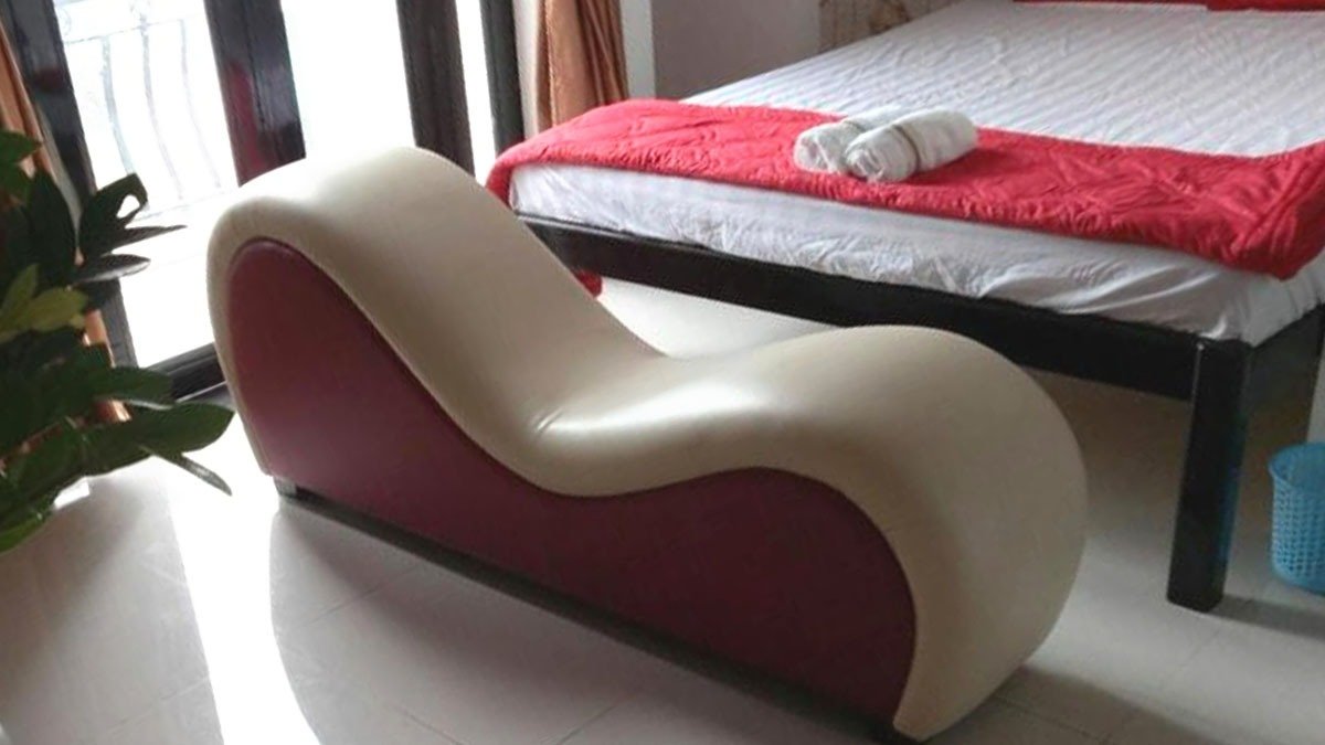 Proč je na konci postele v hotelu obvykle další zahnutá židle?