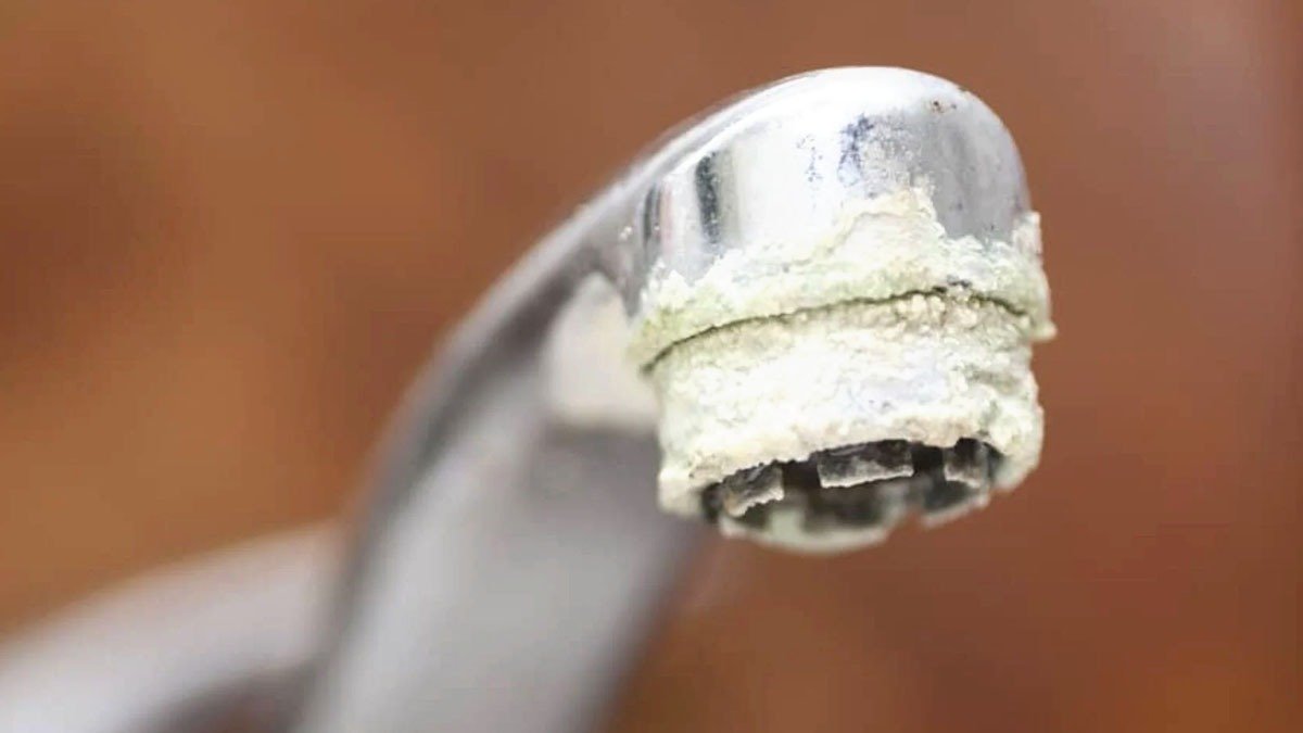 Na vodovodní kohoutek stačí dát jen jeden sáček s zipem. Proč jsem to nezkusil dříve? Je to tak užitečné!