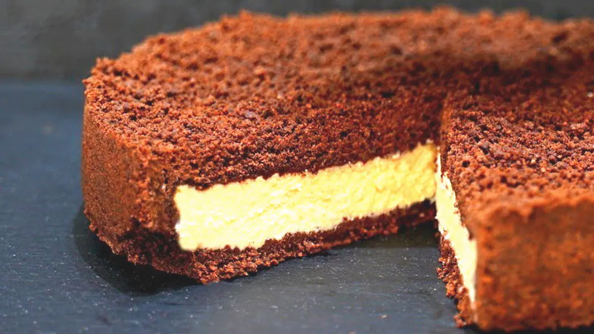 Čokoládový koláč s tvarohovou náplní: strouhané těsto, křupavá krusta a jemné srdce