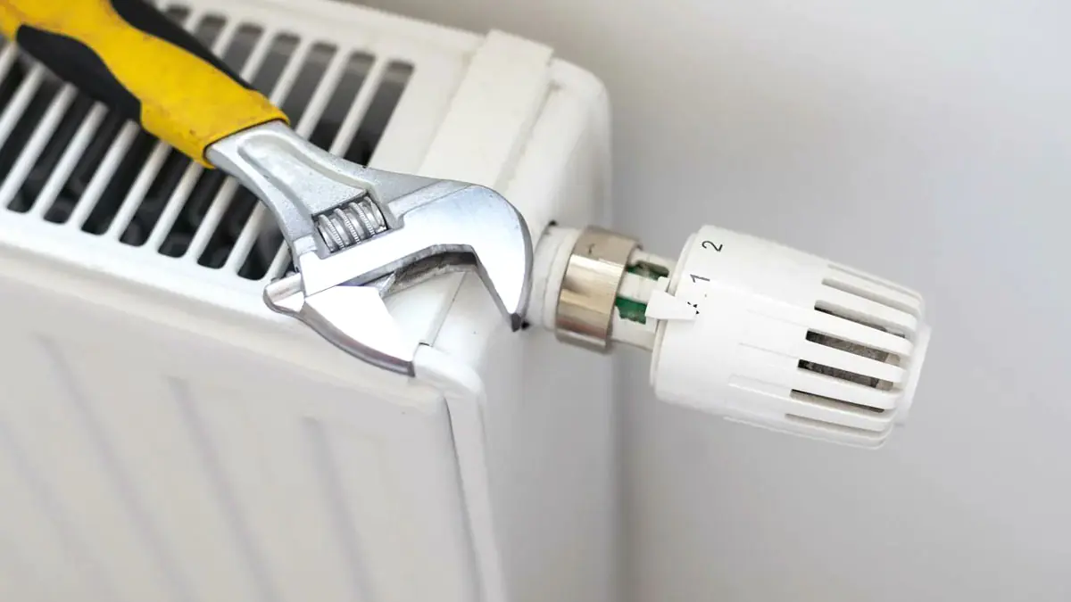 Proč vám pravidelné odvzdušnění topení uspoří peníze a dům se rychleji ohřeje