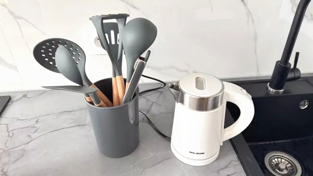 Rychlovarná konvice se leskne jako nová: vodní kámen čistím domácími prostředky, stojí pár korun a fungují skvěle