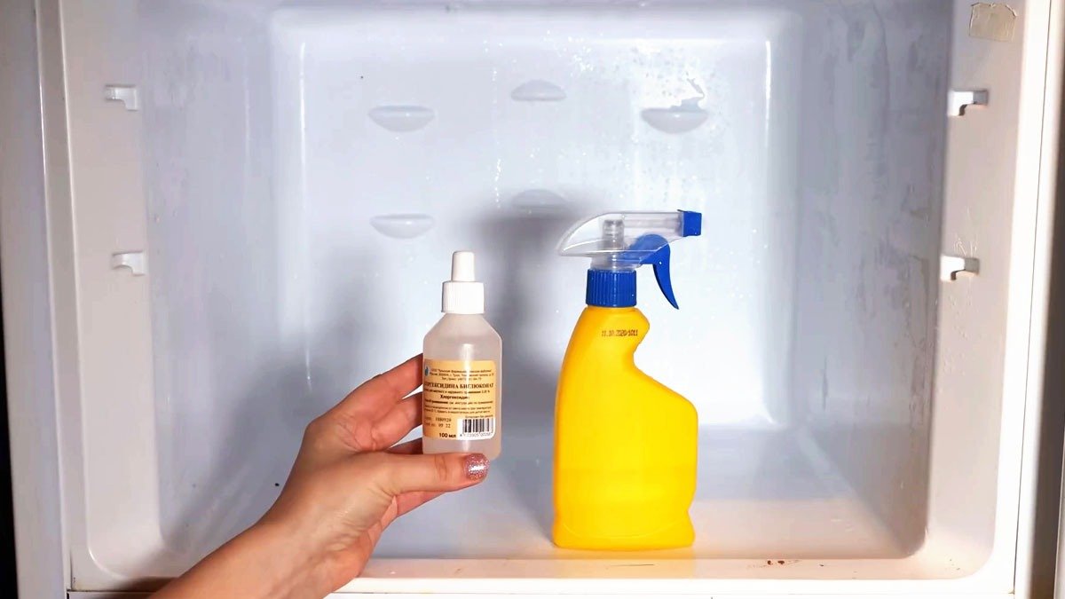 Rozmrazování mrazicího prostoru je jednodušší: trik s octem a solí