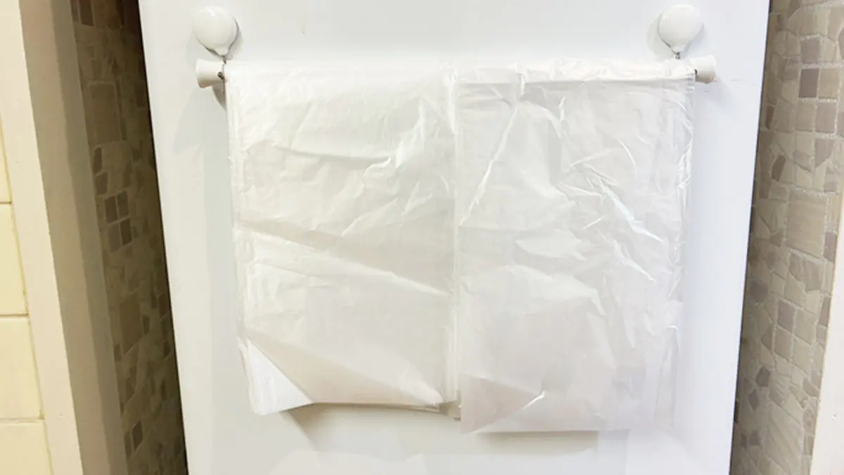 Když pověsíte pytel na odpadky na rozpěrnou tyč… „Nový způsob skladování“, který je tak pohodlný, že se musíte usmát 2 Když pověsíte pytel na odpadky na rozpěrnou tyč… „Nový způsob skladování“, který je tak pohodlný, že se musíte usmát