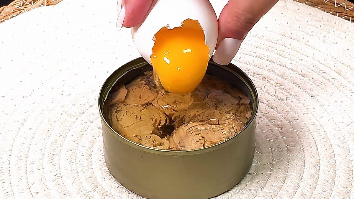 Otevřete konzervu tuňáka a zalijte ji vaječnou směsí – děti, které prosily o návštěvu restaurace, hned „ztichnou“