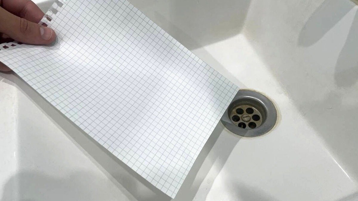 Proč někteří dávají list papíru a sklenici do dřezu před dlouhou nepřítomností z domova?