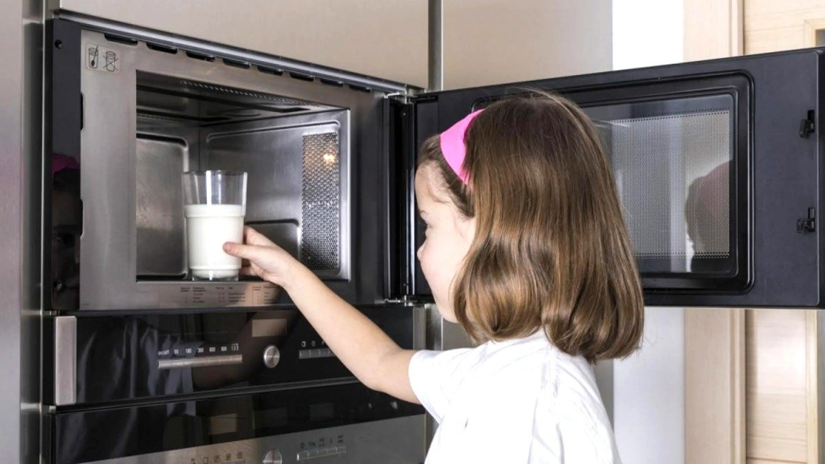 Co málokdo ví: ohřívání vody nebo mléka v mikrovlnné troubě může být nebezpečné