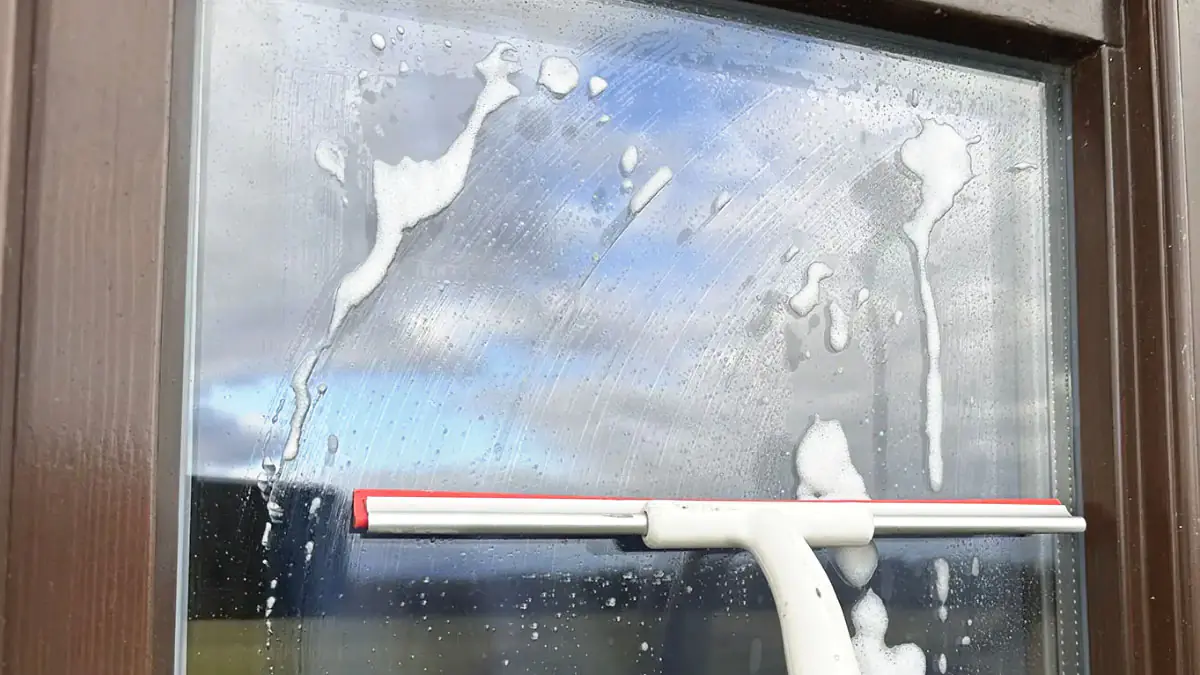 Okna jsem myl špatně celých 10 let: profesionální metoda bez šmouh
