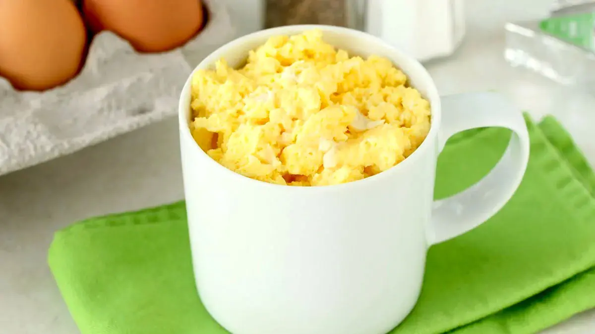 Nevařím ani nesmažím vejce: rozklepnu je do hrnku a připravím jednoduchou a chutnou omeletu v mikrovlnné troubě