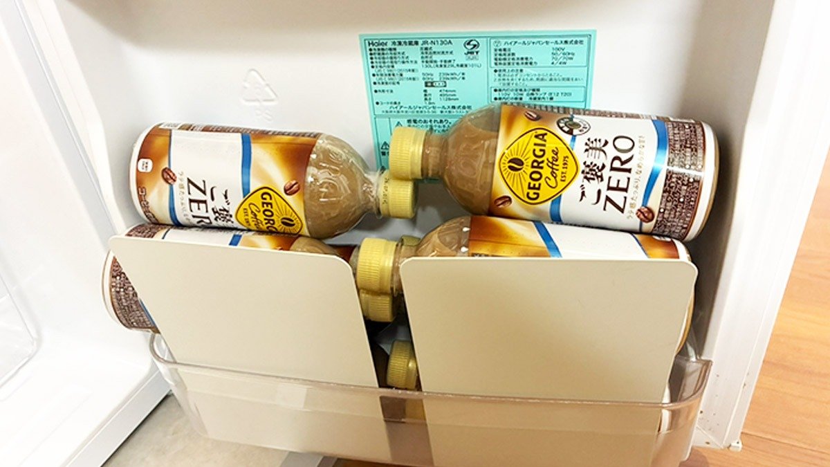 Základka na dveřích lednice: geniální trik pro skladování nápojů, který uvolní místo