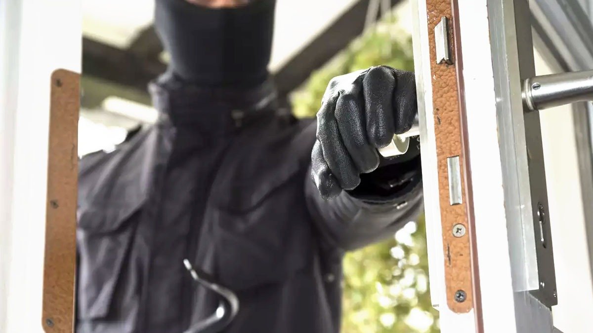 Jak se zloději dostávají do domů: vstupní místa a nejčastější metody