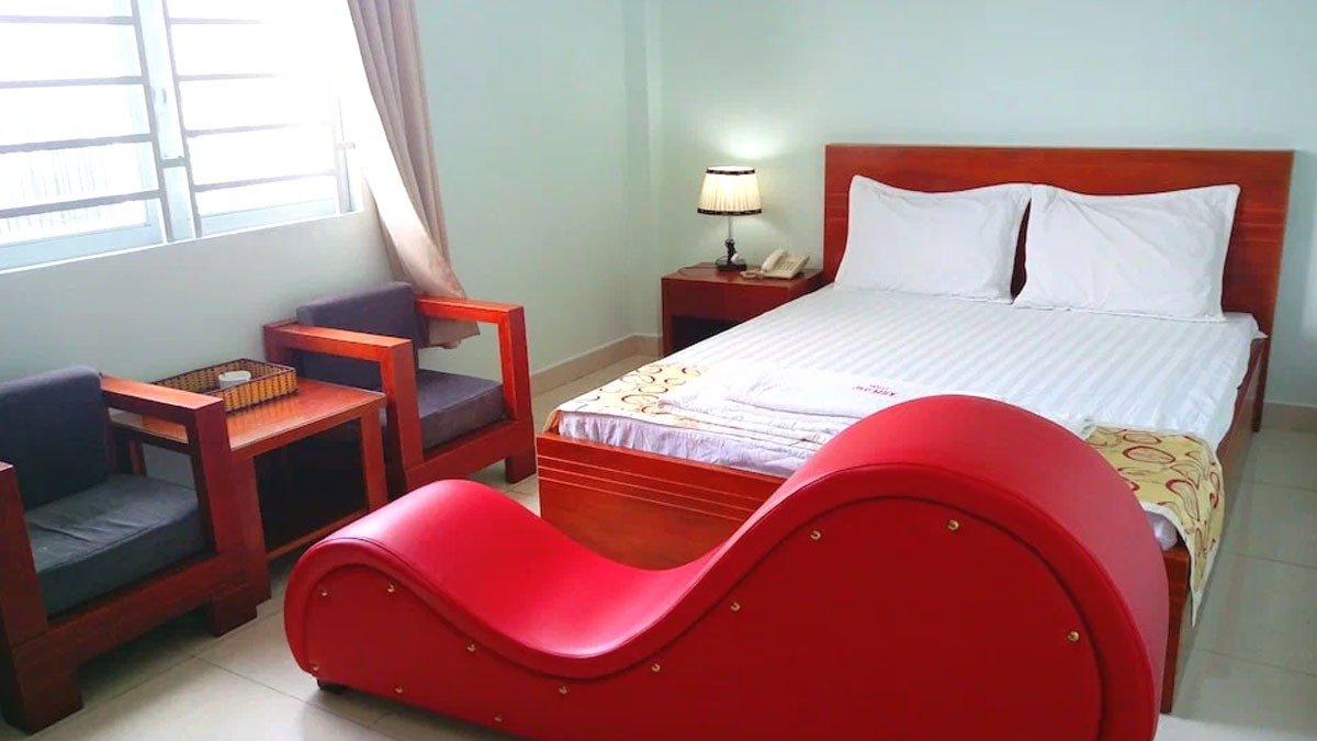 Proč je na konci postele v hotelu obvykle další zahnutá židle?