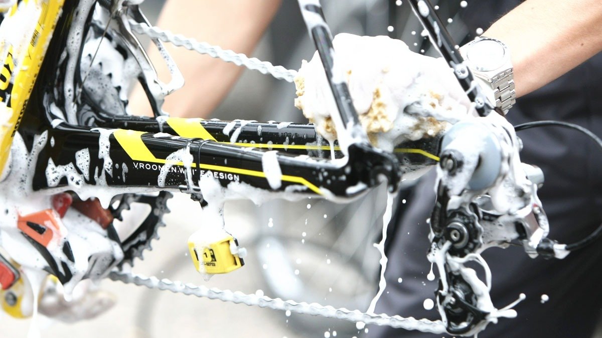 Proč používání běžného prostředku na nádobí pomalu ničí váš silniční kolo