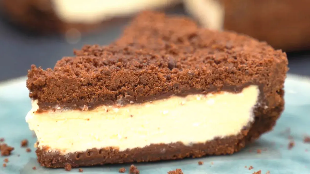 Čokoládový koláč s tvarohovou náplní: strouhané těsto, křupavá krusta a jemné srdce
