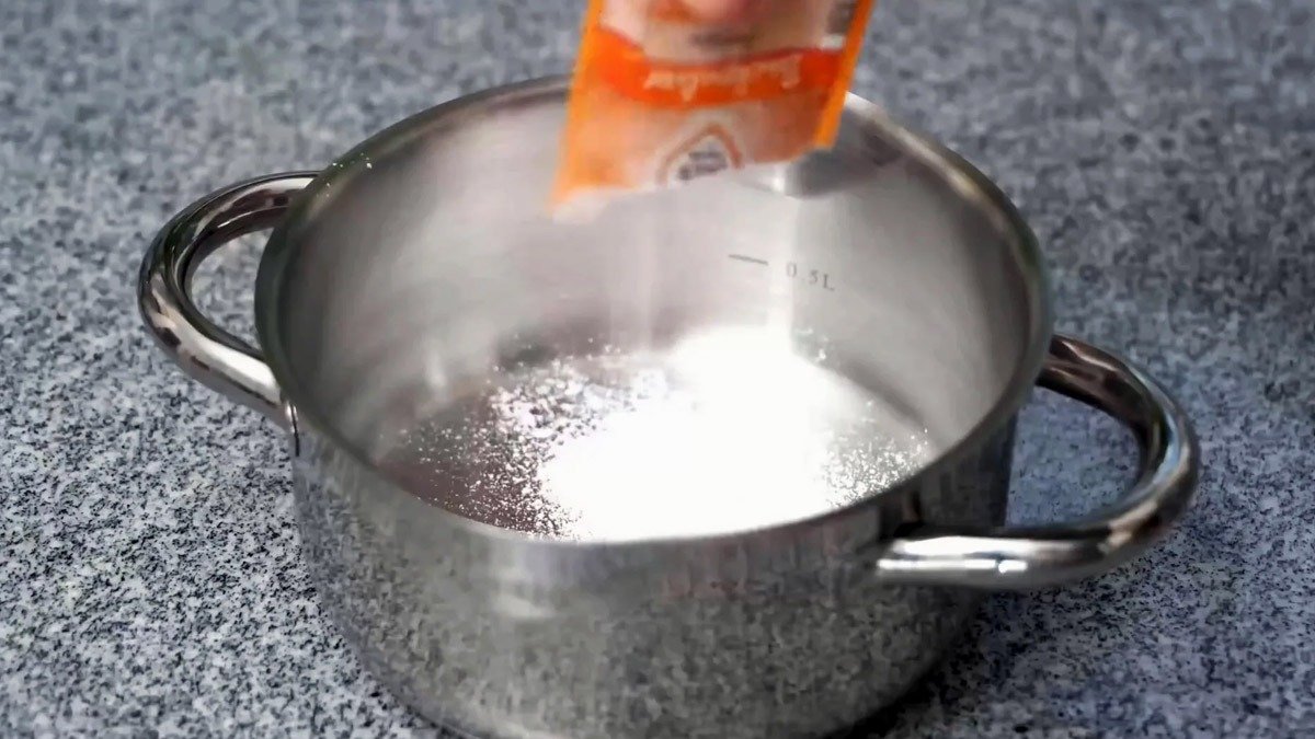 Nepotřebujete vařící vodu... stačí nasypat toto množství sody na pánev