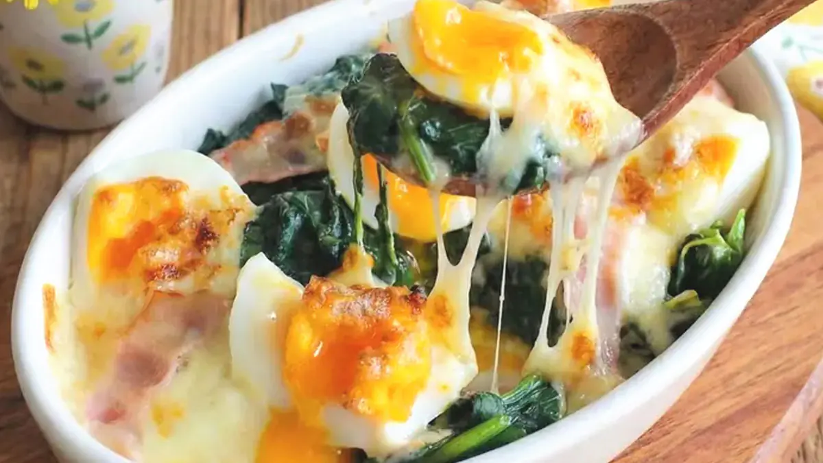 Špenát s vejci je vždycky dobrá volba. Ještě jednodušší než gratin: dokonalý zahřívací pokrm do chladného počasí