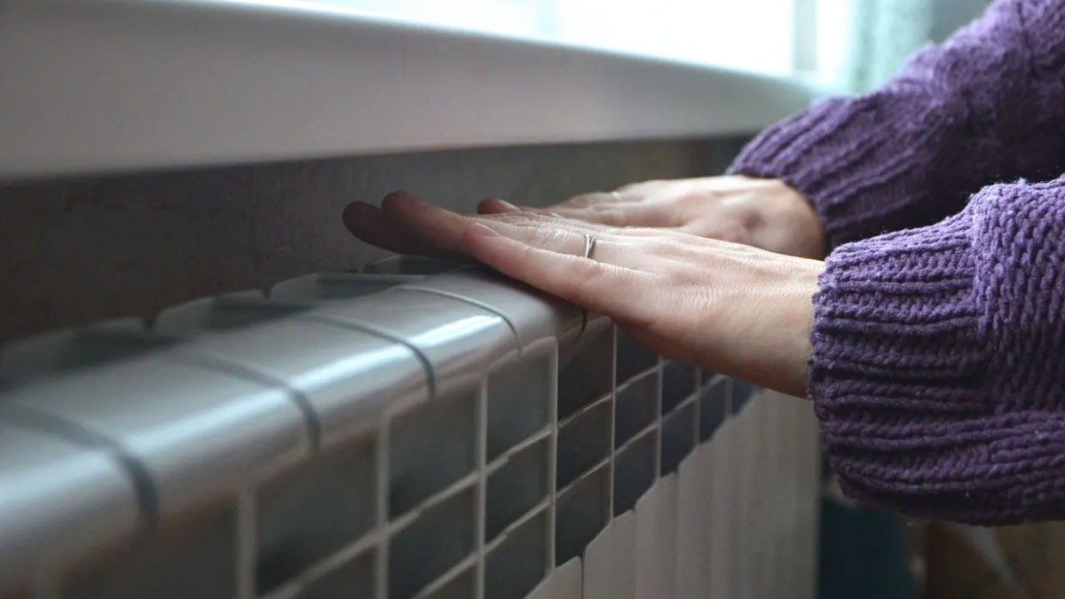 Je lepší topit nepřetržitě, nebo jen při příchodu domů? Fyzika má jasno