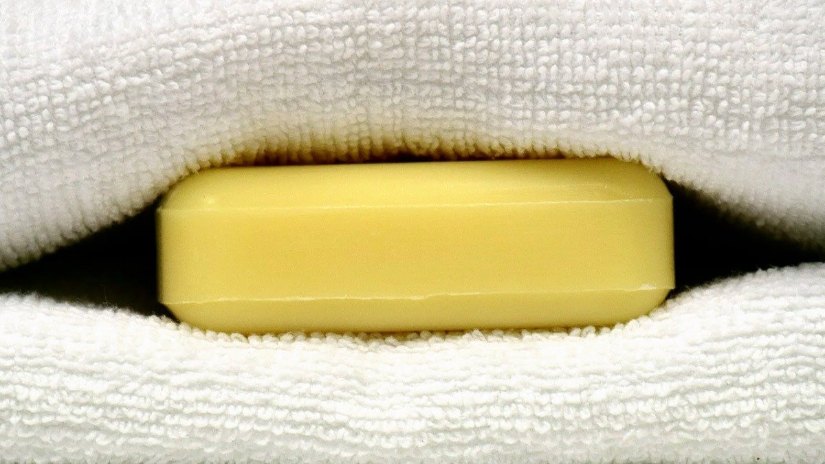 Mýdlo pokládám na radiátory v každém pokoji – a tady je důvod: triky, kterým mě naučil starý chemik