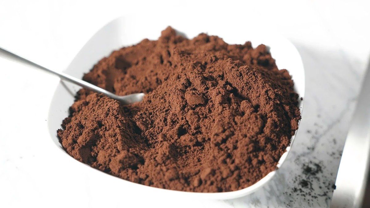 Miska s kávovou sedlinou v lednici účinněji zneutralizuje pachy než jedlá soda