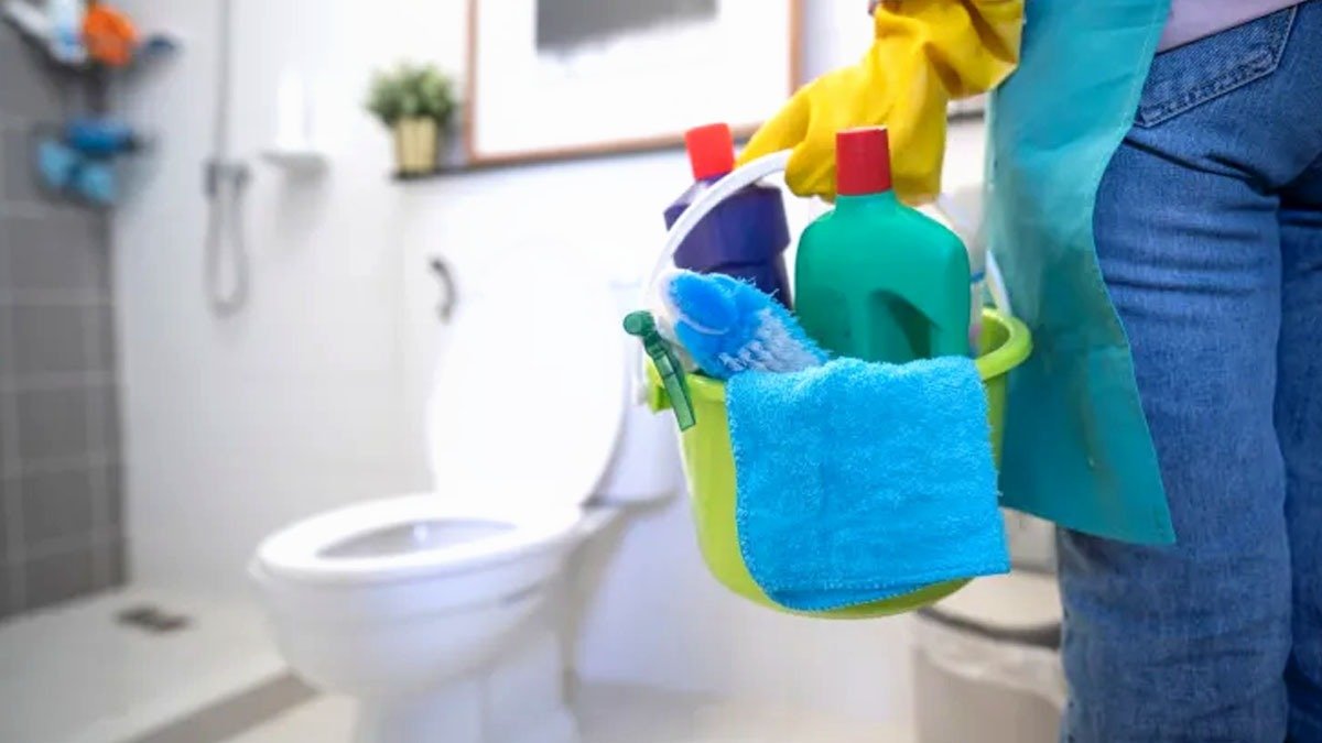 Proč není dobré pokládat suchý toaletní papír na sedátko toalety