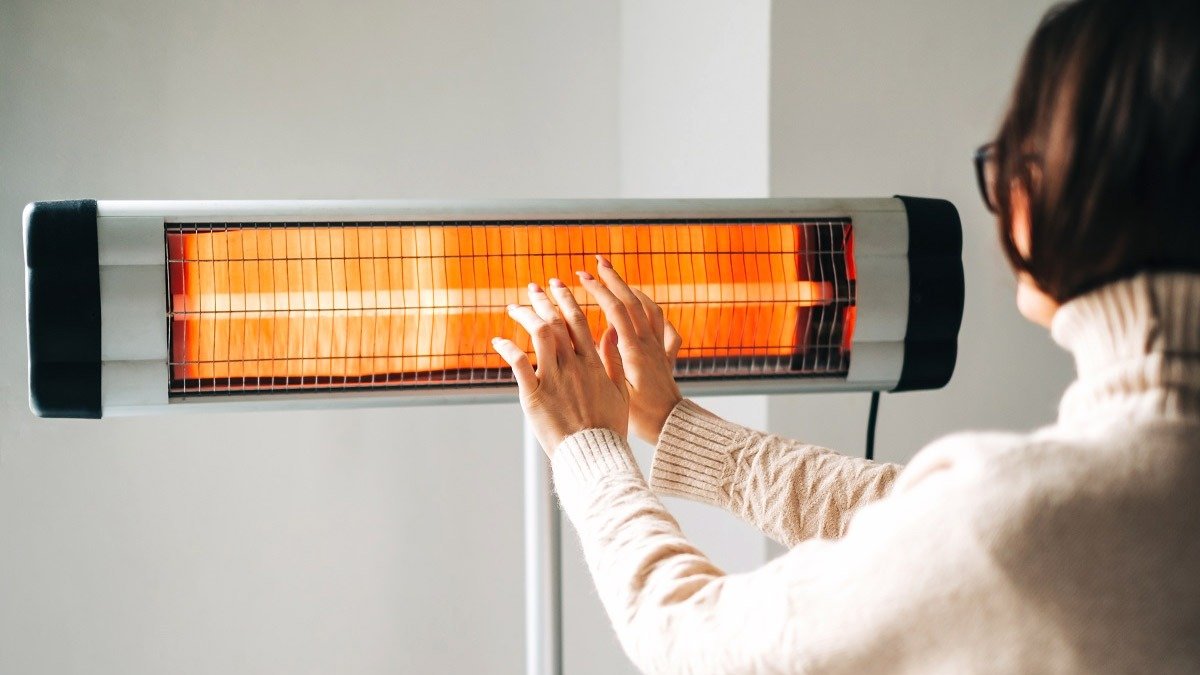 Výběr správného přenosného topidla podle velikosti místnosti: halogenové, větrákové nebo olejové – které ušetří vaši elektřinu?