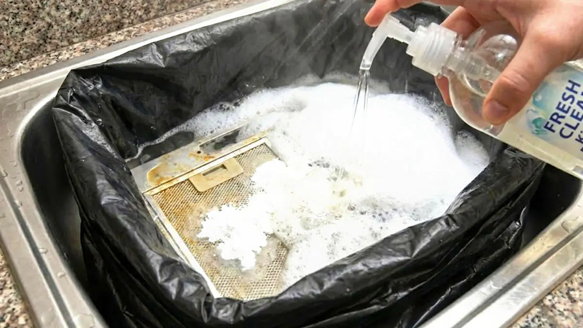 Posypte tímto mastný kuchyňský odsavač, počkejte 5 minut a výsledek vás překvapí 2 Posypte tímto mastný kuchyňský odsavač, počkejte 5 minut a výsledek vás překvapí