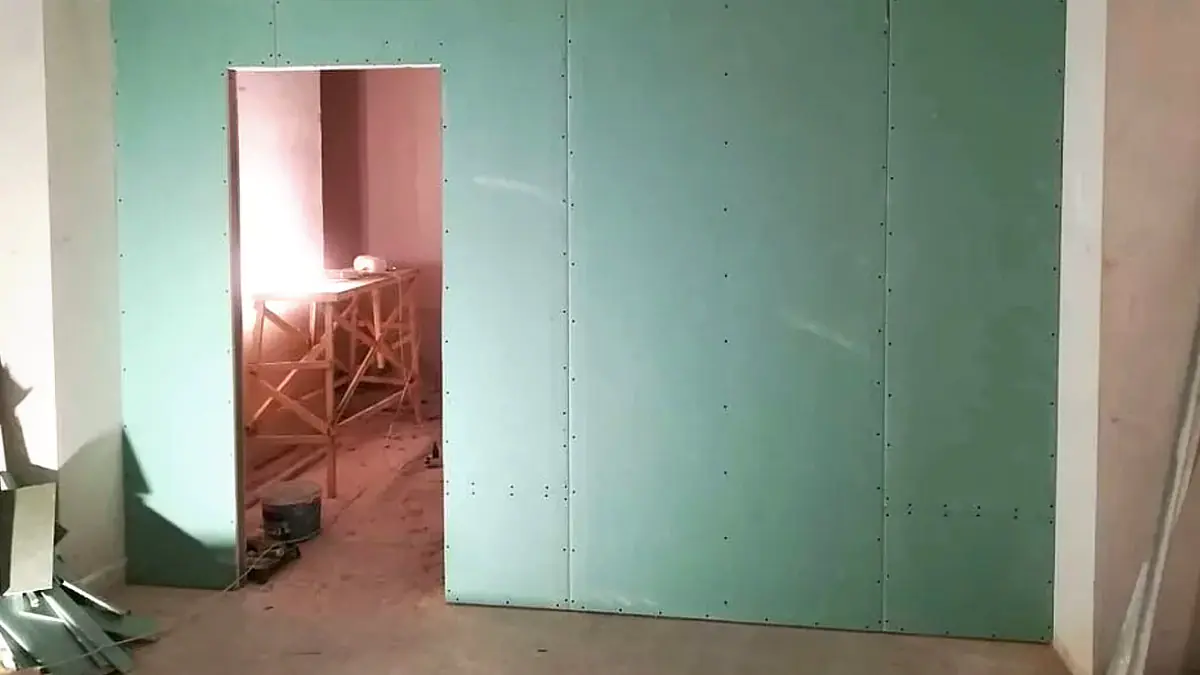 Natahovací strop vyšel z módy: designéři v roce 2026 volí těchto 5 řešení