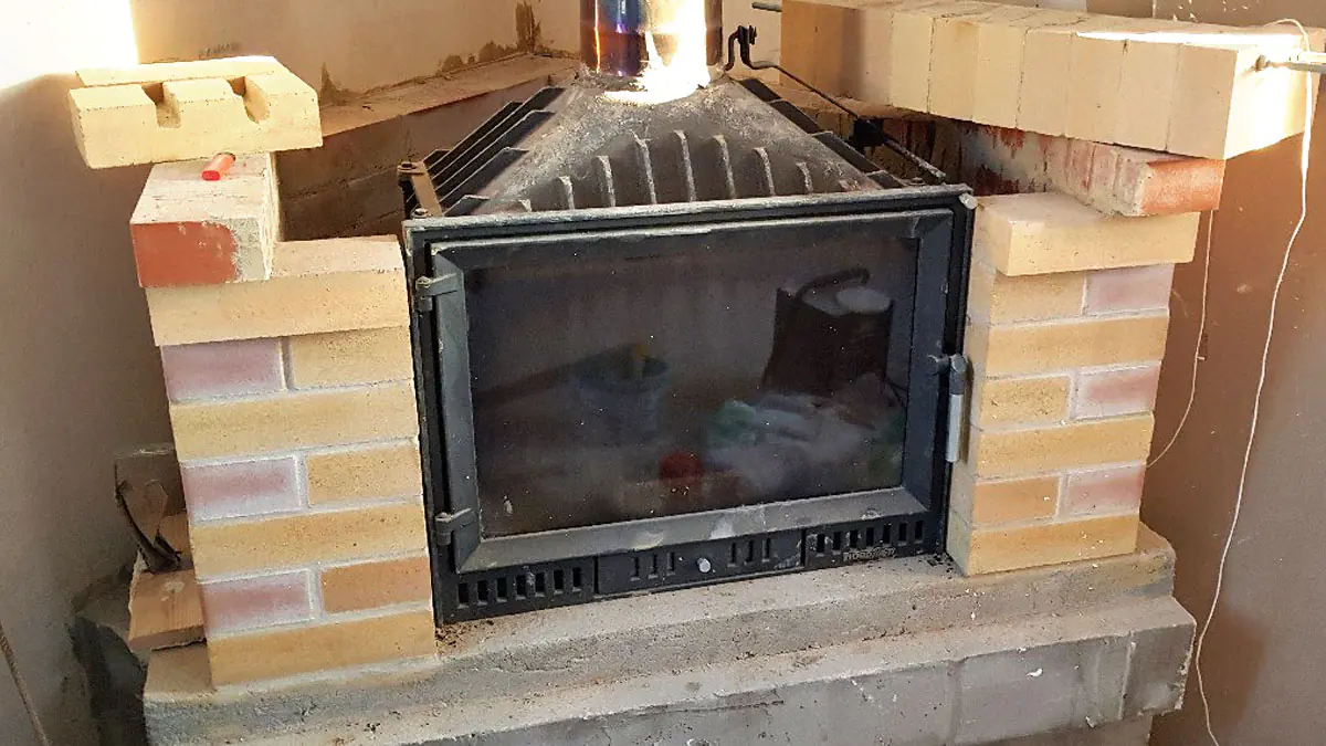 Krby na dřevo v roce 2026: útulné teplo, nebo nákladná chyba?