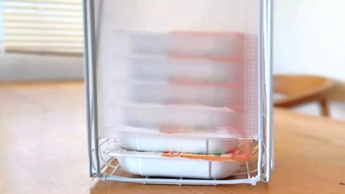 Drátěný rošt za pár korun stačilo ohnout do „U“ – a vznikl dokonalý „regál na principu FIFO“, jako v samoobsluze